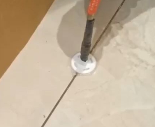 布尔津瓷砖空鼓维修公司专业解答瓷砖在铺贴过程中，如果没有涂抹均匀到位的粘结材料（如水泥砂浆或瓷砖胶），可能会导致以下问题