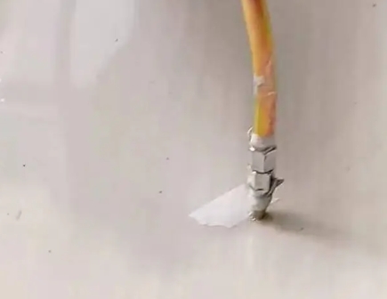 布尔津瓷砖空鼓维修公司专业解答在瓷砖铺贴过程中，如果使用的砂料过粗（如全部使用了粗砂），可能会导致以下问题