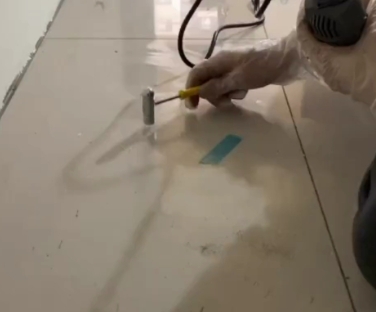 布尔津瓷砖开裂维修公司专业分享瓷砖在铺贴前如果没有沥干水分，将会导致以下问题
